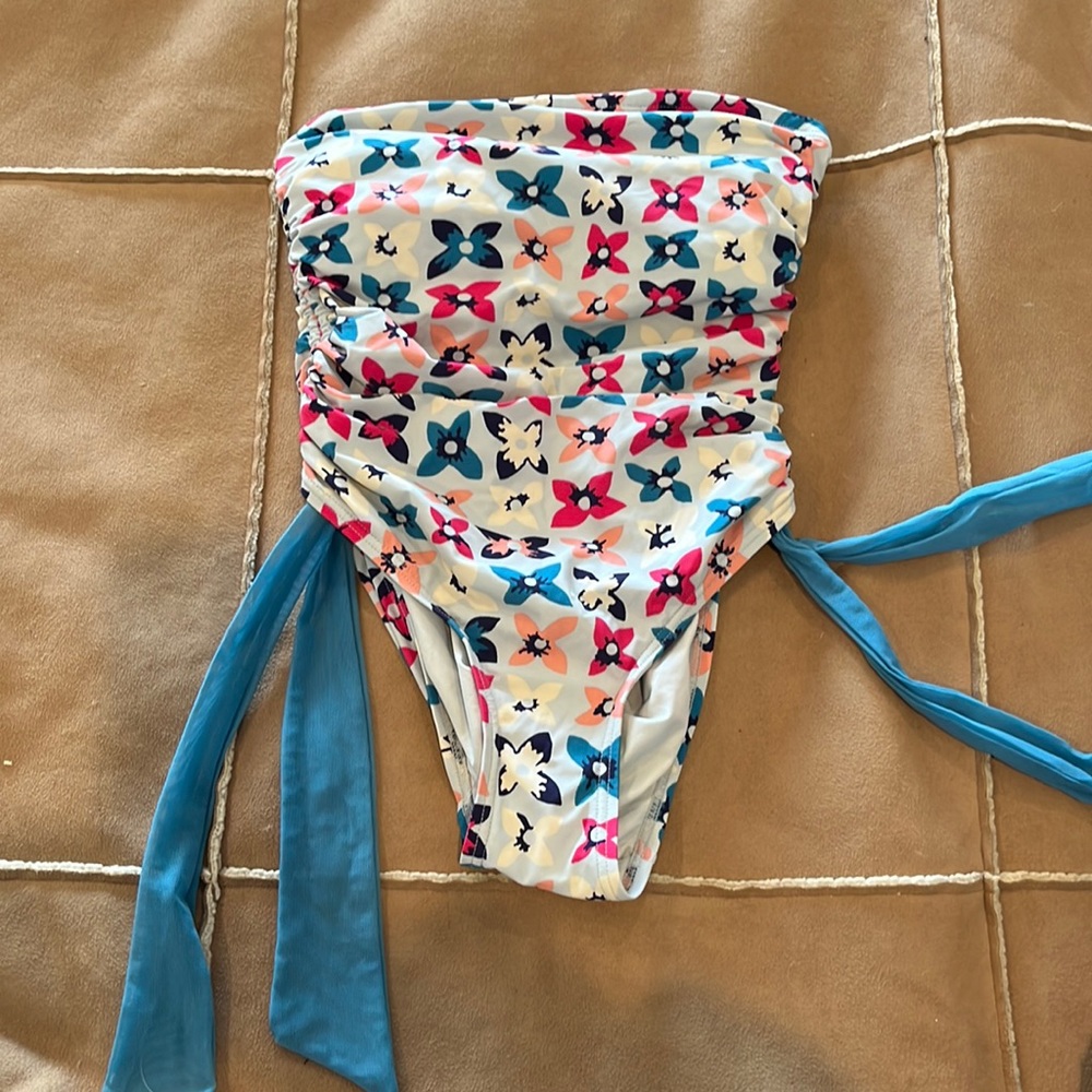 Great used condition strapless one piece swim suit. Marc Jacobs.